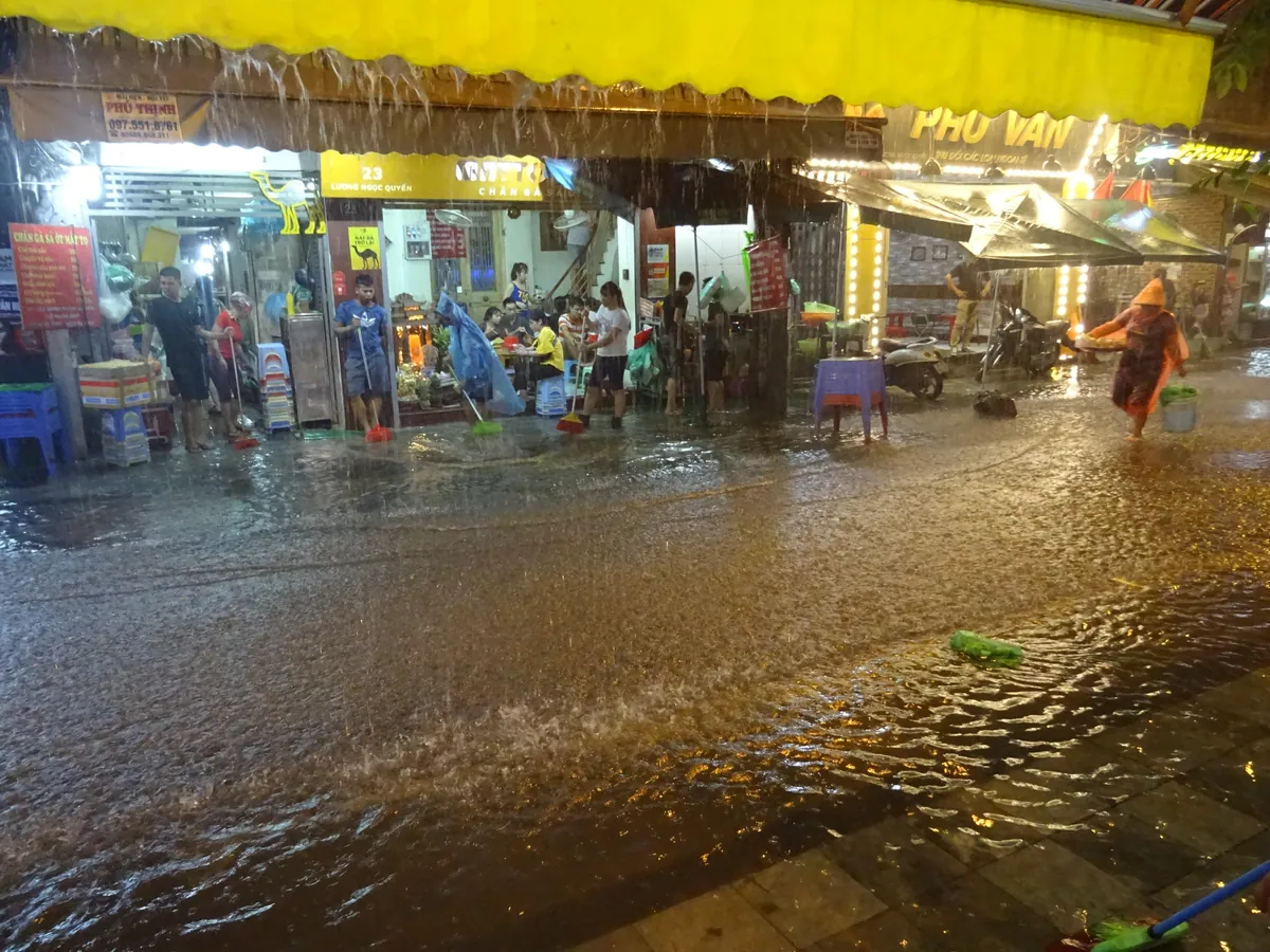 Cơn mưa trên phố Lương Ngọc Quyến, Hà Nội